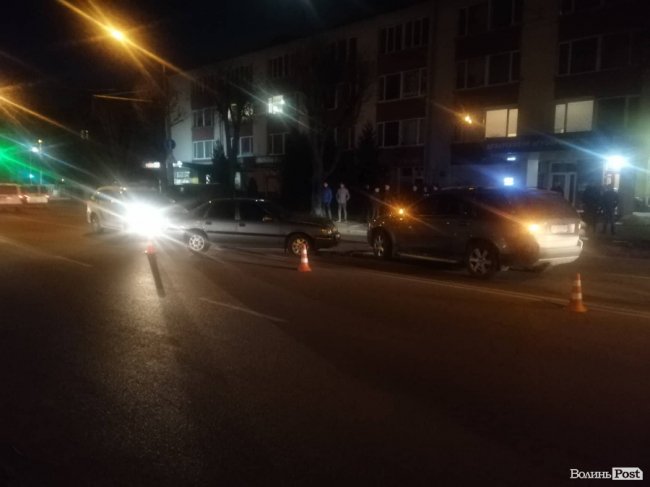 Патрульні ледь скрутили: у Луцьку п'яний водій на Opel протаранив Volvo. ФОТО. ВІДЕО