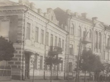 Розповіли, що 100 років тому було в будівлі, де зараз знаходиться прокуратура. РЕТРОФОТО