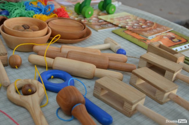 Від і до: що та за скільки продають народні умільці у центрі Луцька. ФОТО