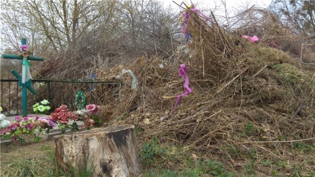 У місті на Волині люди закидали сміттям чужі могили. ФОТО