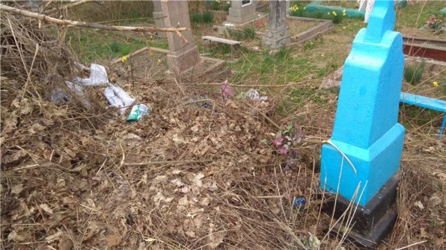 У місті на Волині люди закидали сміттям чужі могили. ФОТО