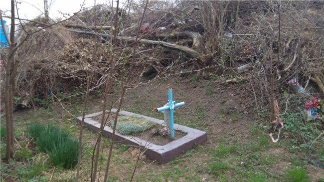 У місті на Волині люди закидали сміттям чужі могили. ФОТО