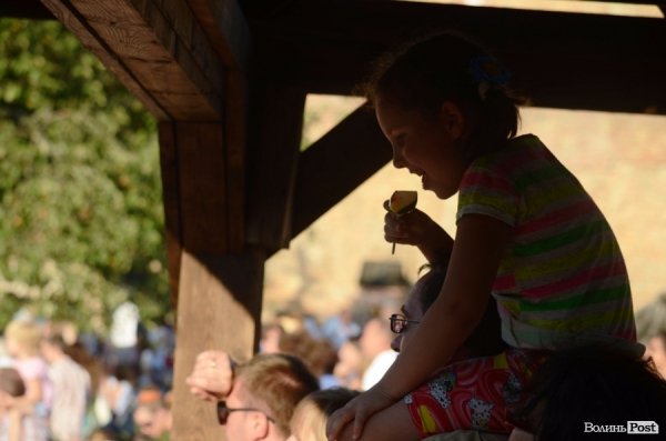 Найменші глядачі «Поліського літа» на плечах в батьків. ФОТОРЕПОРТАЖ