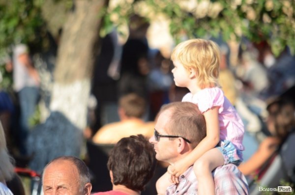 Найменші глядачі «Поліського літа» на плечах в батьків. ФОТОРЕПОРТАЖ