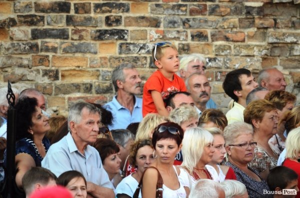 Найменші глядачі «Поліського літа» на плечах в батьків. ФОТОРЕПОРТАЖ