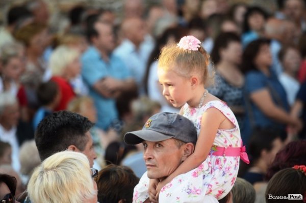 Найменші глядачі «Поліського літа» на плечах в батьків. ФОТОРЕПОРТАЖ