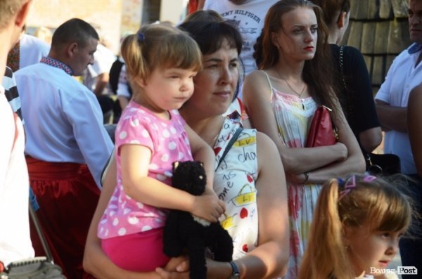 Найменші глядачі «Поліського літа» на плечах в батьків. ФОТОРЕПОРТАЖ