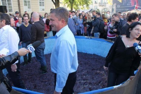 На фестивалі у Львові виноград давили ногами. ФОТО