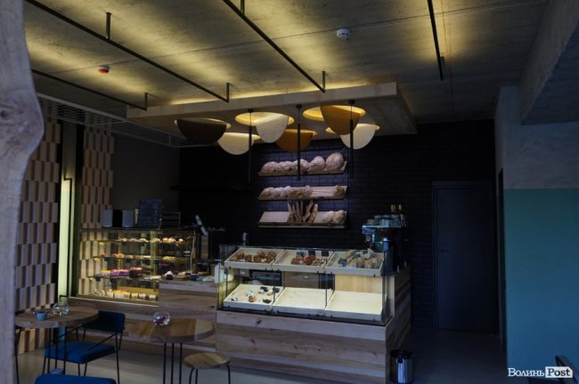 У Луцьку відкрилася кав'ярня, де можна поспостерігати за процесом випікання хліба. ФОТО