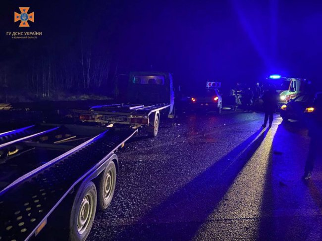 Під Луцьком сталася аварія: у автомобілі затиснуло людину