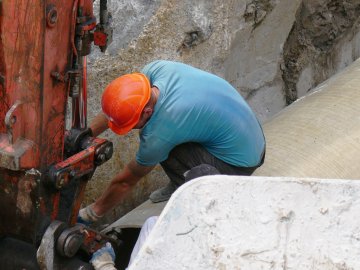 Комунальники просять допомоги у містян: на Волині – серйозна аварія на каналізаційному колекторі