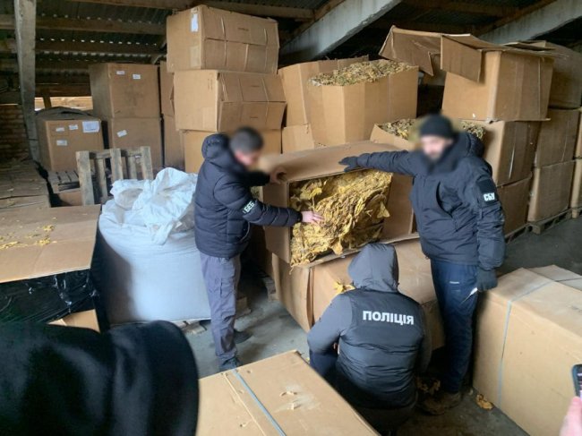 На Волині силовики викрили підпільну тютюнову фабрику