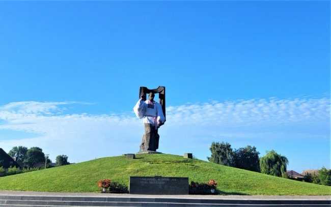 У місті на Волині пам'ятник Шевченку вбрали у вишиванку. ФОТО