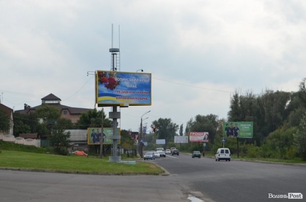 У Луцьку до приїзду Януковича порозвішували біл-борди. ФОТО