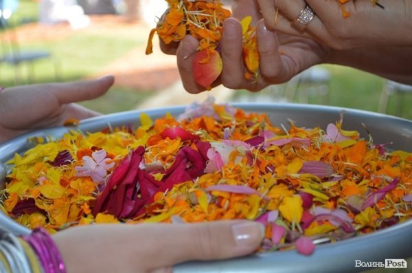 Пелюстками квітів прикрашають усю територію у храмі