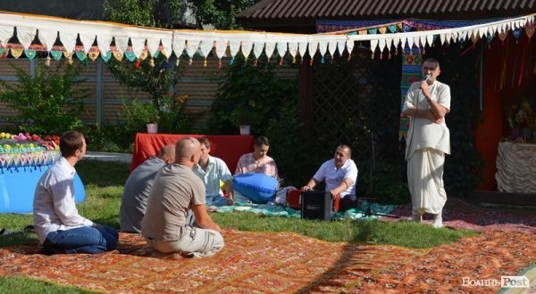Уся церемонія супроводжується співом мантр 