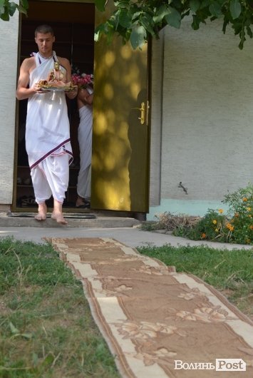 Початок церемонії - виносять фігуруку Шріла Прабхупада, засновника Міжнародного товариства свідомості Крішни