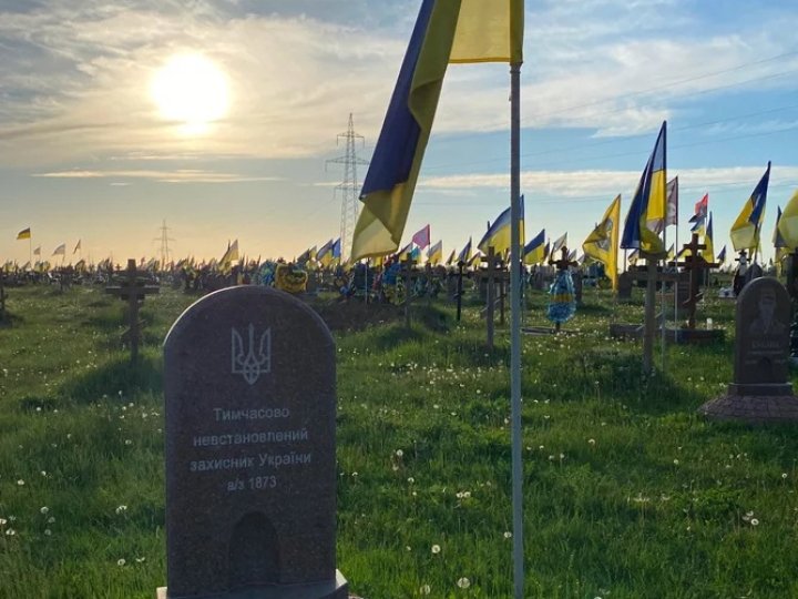 Тільки Господь знає їхні імена: чому в Україні досі є могили невідомих захисників