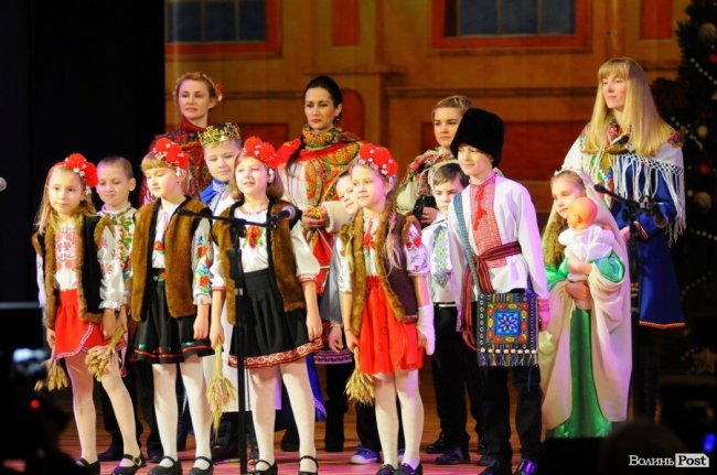 Цукерки від патрульних та спільна коляда. Добрі новини Волині