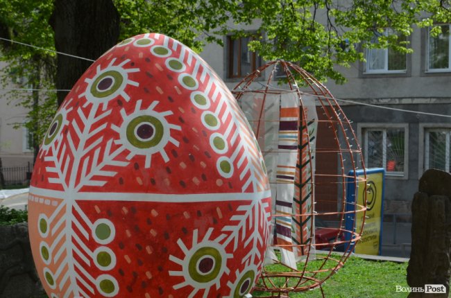 Традиційні писанки, яскраві курчатка і апетитні паски: великодній Луцьк. ФОТОРЕПОРТАЖ