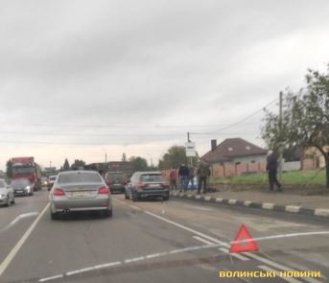 У Луцьку на перехресті перекинулась вантажівка.  ФОТО