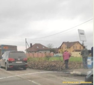 У Луцьку на перехресті перекинулась вантажівка.  ФОТО