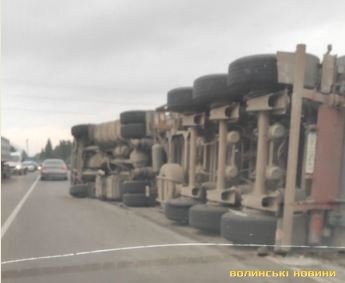 У Луцьку на перехресті перекинулась вантажівка.  ФОТО