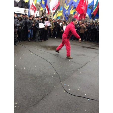 Євромайданівці повісили на МВС прапор України. ФОТО