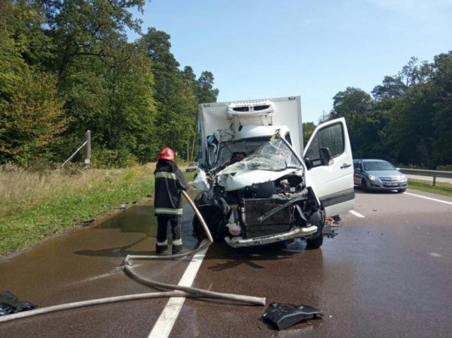 Тіло вирізали з автівки: на трасі Луцьк-Рівне сталась смертельна аварія. ФОТО