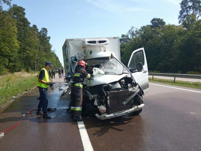 Тіло вирізали з автівки: на трасі Луцьк-Рівне сталась смертельна аварія. ФОТО