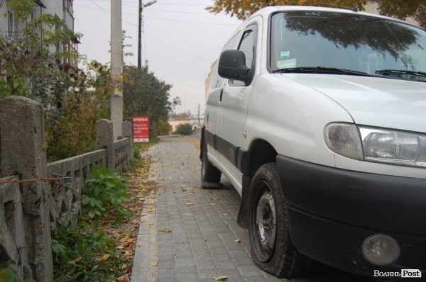 Вночі у центрі Луцька невідомі понівечили 7 автомобілів. ФОТО