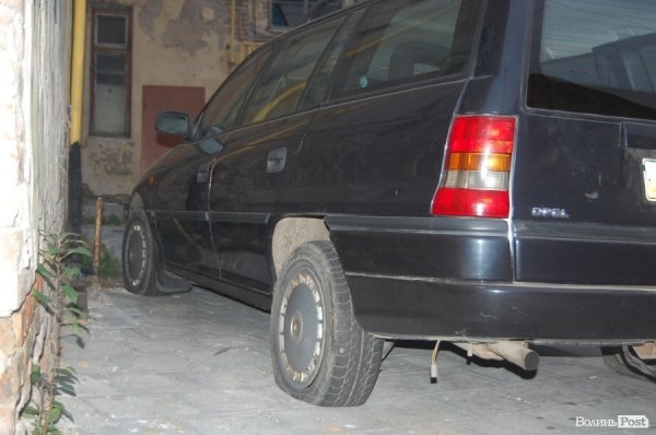 Вночі у центрі Луцька невідомі понівечили 7 автомобілів. ФОТО