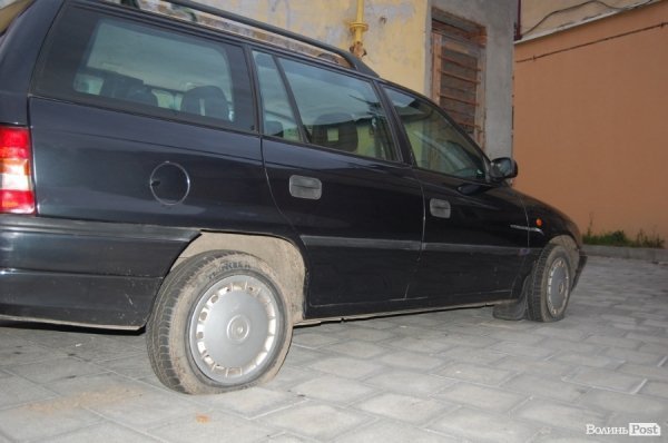 Вночі у центрі Луцька невідомі понівечили 7 автомобілів. ФОТО