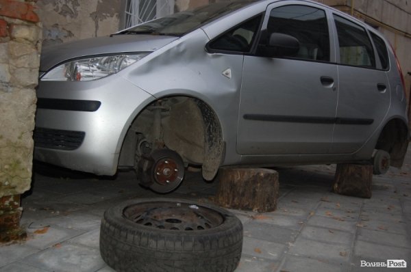 Вночі у центрі Луцька невідомі понівечили 7 автомобілів. ФОТО