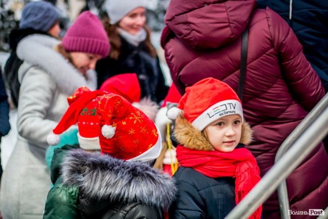 У Луцьку урочисто засвітили головну ялинку міста. ФОТО