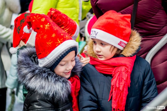У Луцьку урочисто засвітили головну ялинку міста. ФОТО