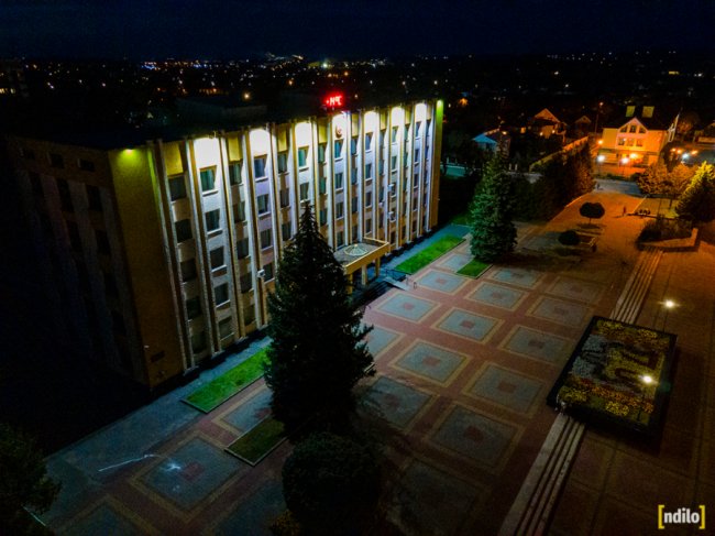 Яскраві вогні і завод, що «не спить»: показали, який вигляд з висоти вночі має місто на Волині. ФОТО