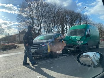 У Луцьку зіткнулися бус та легковик