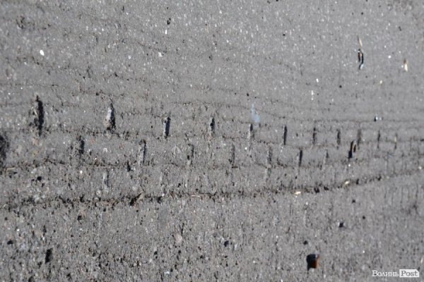 Характерні сліди бронетехніки на дорогах Донбасу