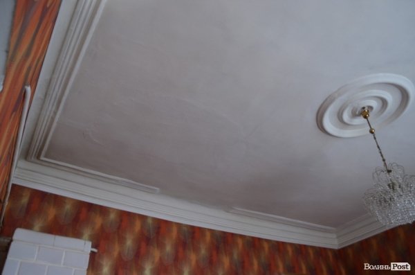 Історія без терміну давності: за мешканців аварійного будинку «взялися» у Луцькраді. ФОТО