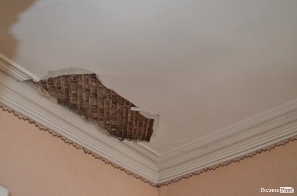 Стеля, яка обвалилася у квартирі Андрія Косаревича