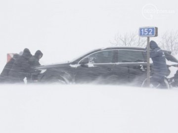 На Донеччині автомобілі потрапили в сніговий полон