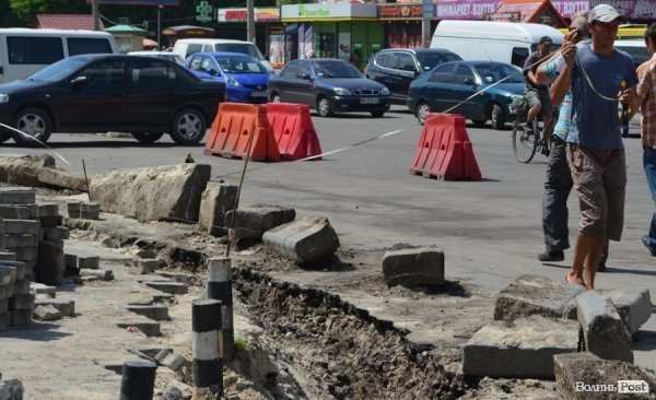 Мир клумбам, війна кіоскам: у Луцьку кардинально змінюють Привокзальну площу