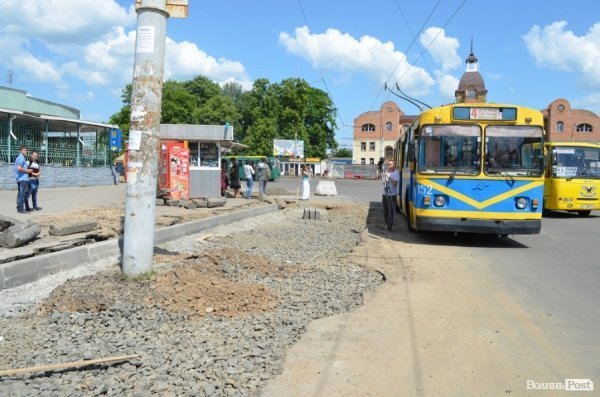 Мир клумбам, війна кіоскам: у Луцьку кардинально змінюють Привокзальну площу