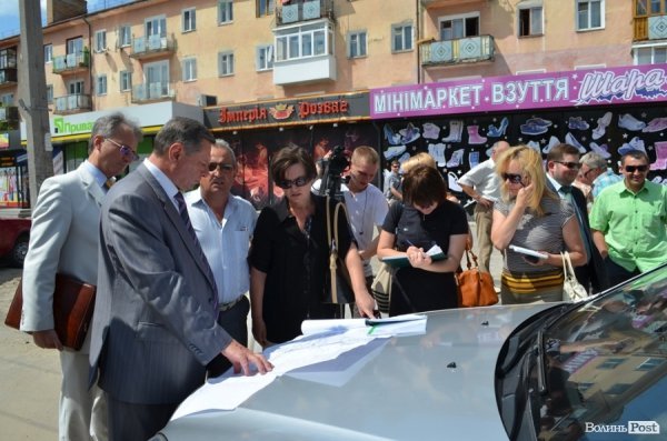 Мир клумбам, війна кіоскам: у Луцьку кардинально змінюють Привокзальну площу