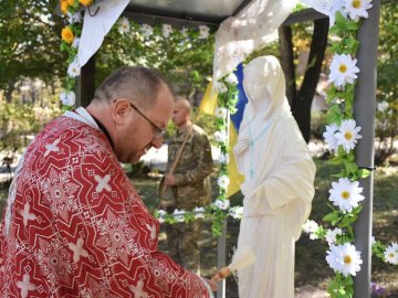Волинські військові облаштували капличку неподалік лінії фронту. ФОТО