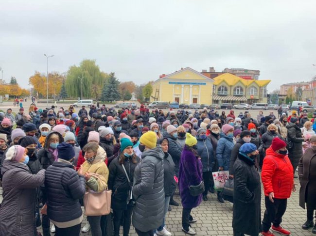 «Похорон бізнесу»: у Ковелі сходи до міськради встелили живими квітами з чорними стрічками. ФОТО