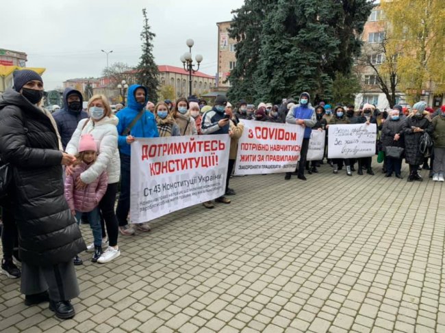 «Похорон бізнесу»: у Ковелі сходи до міськради встелили живими квітами з чорними стрічками. ФОТО