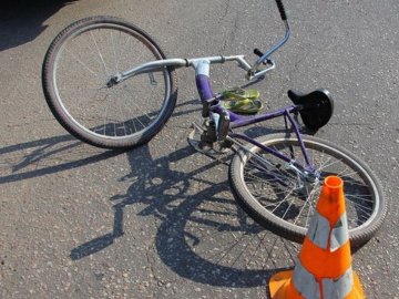 В селі під Луцьком автомобіль збив дитину на велосипеді: дівчинка – в лікарні