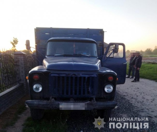 Волинянин перевозив 66 колод сосни без документів: автомобіль разом із  деревиною вилучили